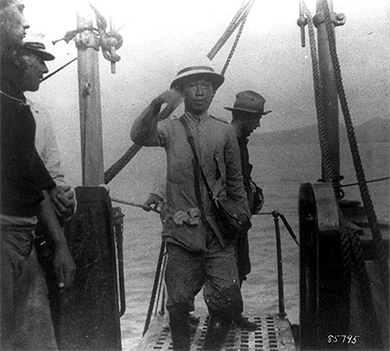 A photograph shows Philippine President Emilio Aguinaldo boarding the USS Vicksburg.